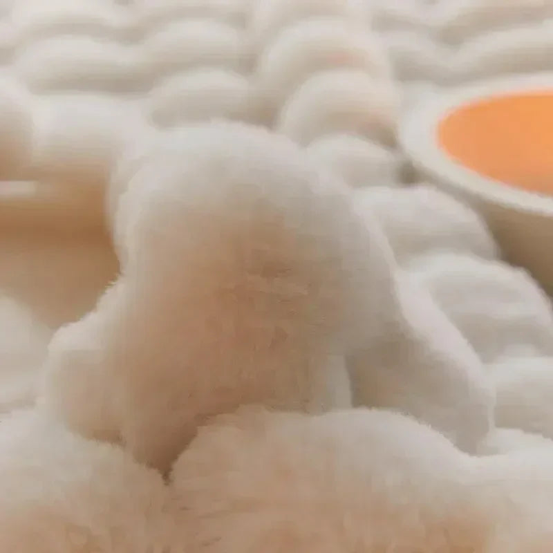 Portable Fluffy Blanket made of Faux Fur - VeluLuxe