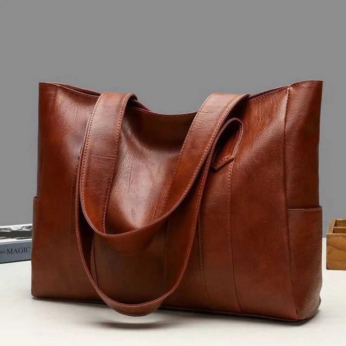 Wearclo | Elegant leather shoulder bag with a retro touch and smooth surface