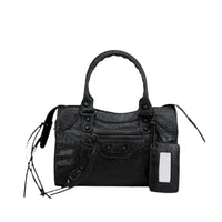 Aria – Elegant handbag with secure pockets and multiple compartments