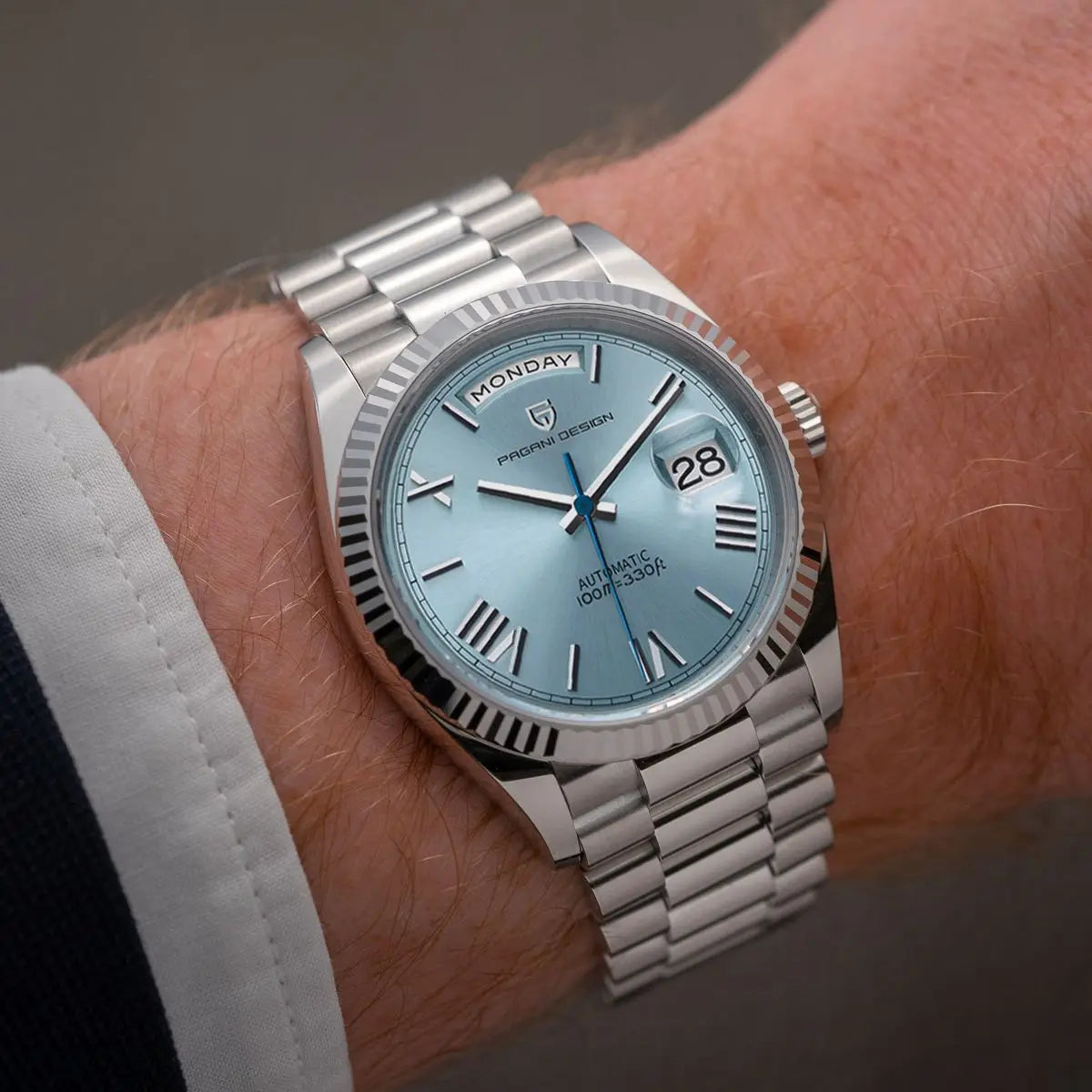 Elegant Men's Watch with Automatic Movement and Date Function