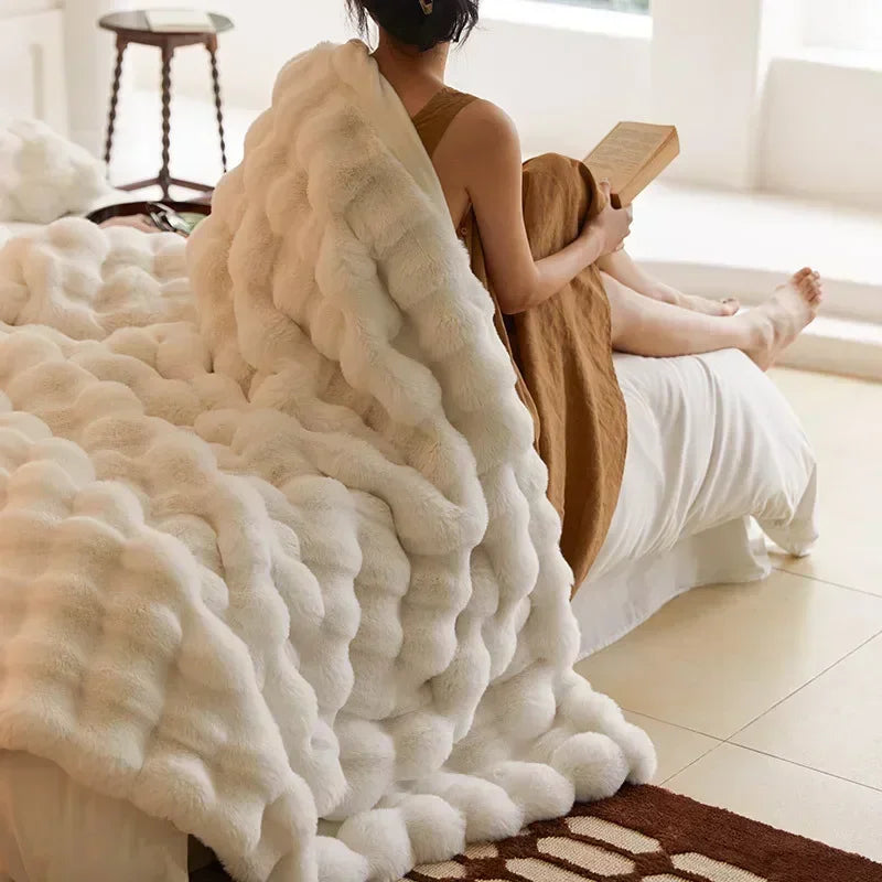 Portable Fluffy Blanket made of Faux Fur - VeluLuxe