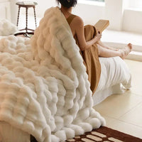 Portable Fluffy Blanket made of Faux Fur - VeluLuxe