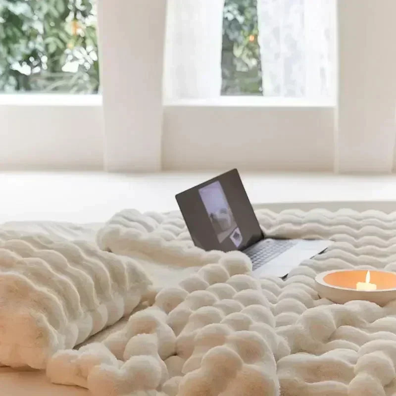 Portable Fluffy Blanket made of Faux Fur - VeluLuxe