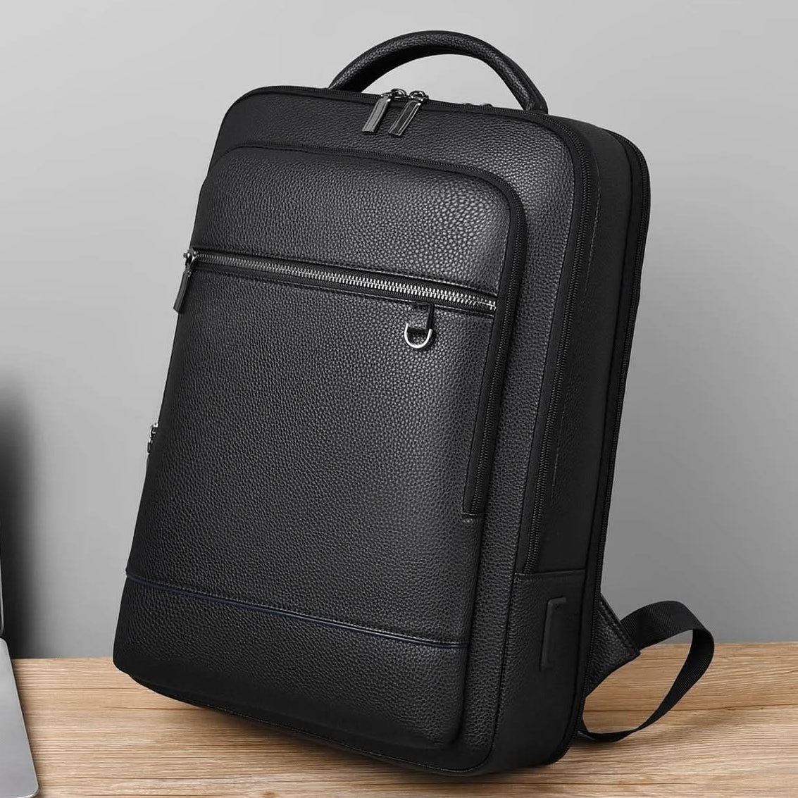URBANVAULT – Intelligent USB Backpack for Work and Everyday Travel