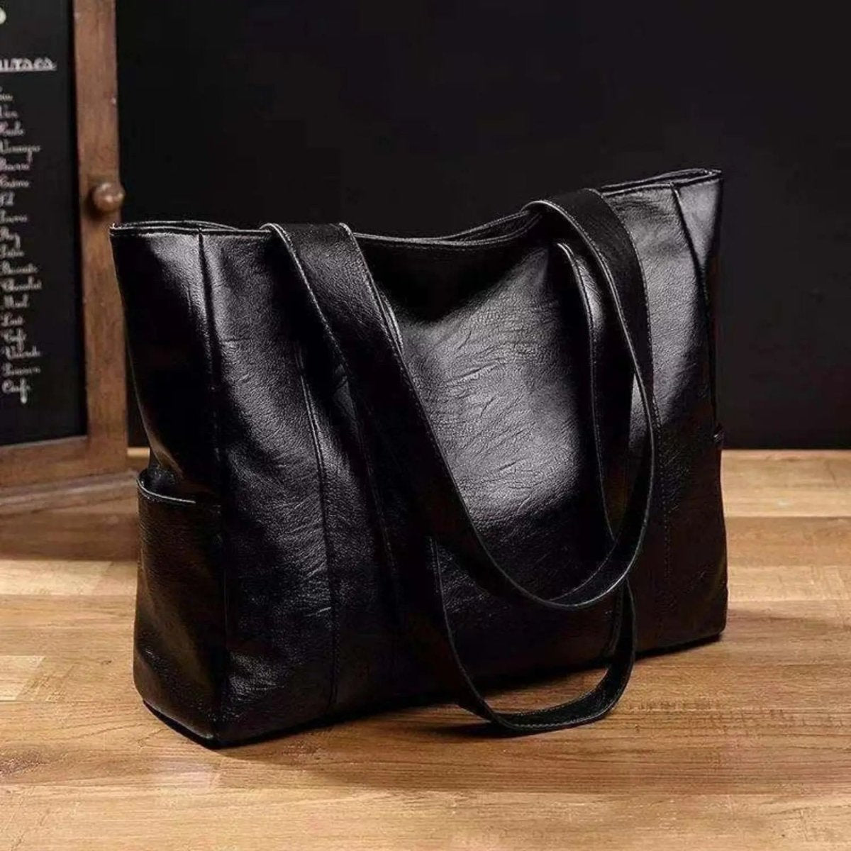 VINTARIS – Elegant leather shoulder bag with retro touch and smooth surface