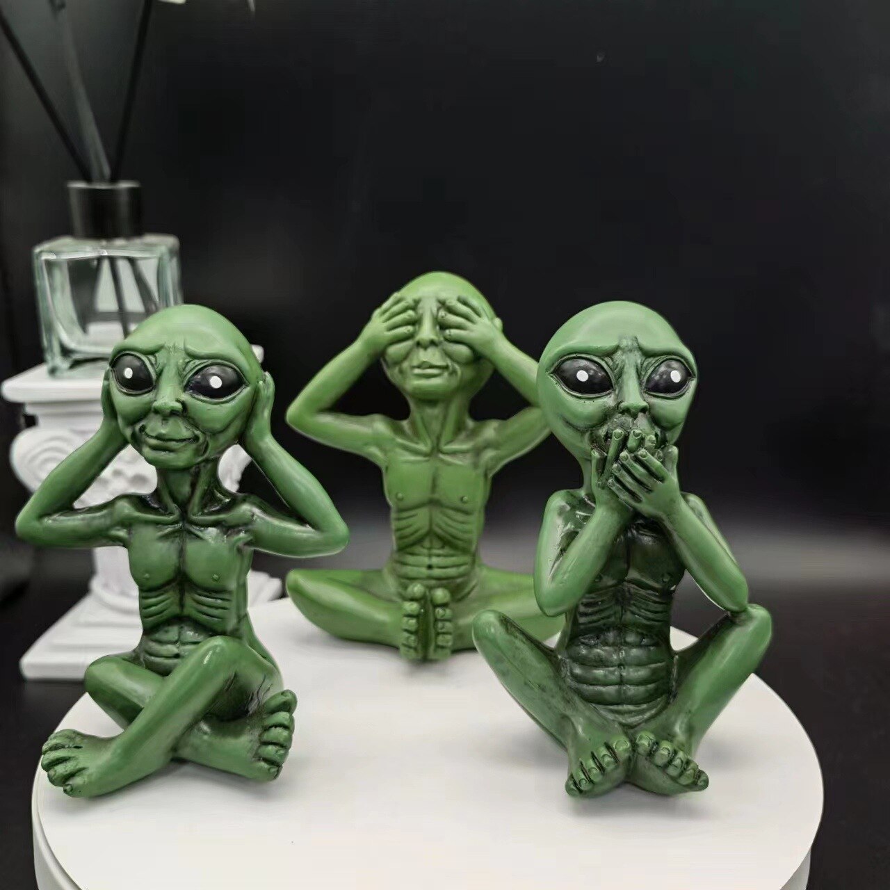 Wearclo | Alien Statue made of Resin for Garden & Outdoor Area