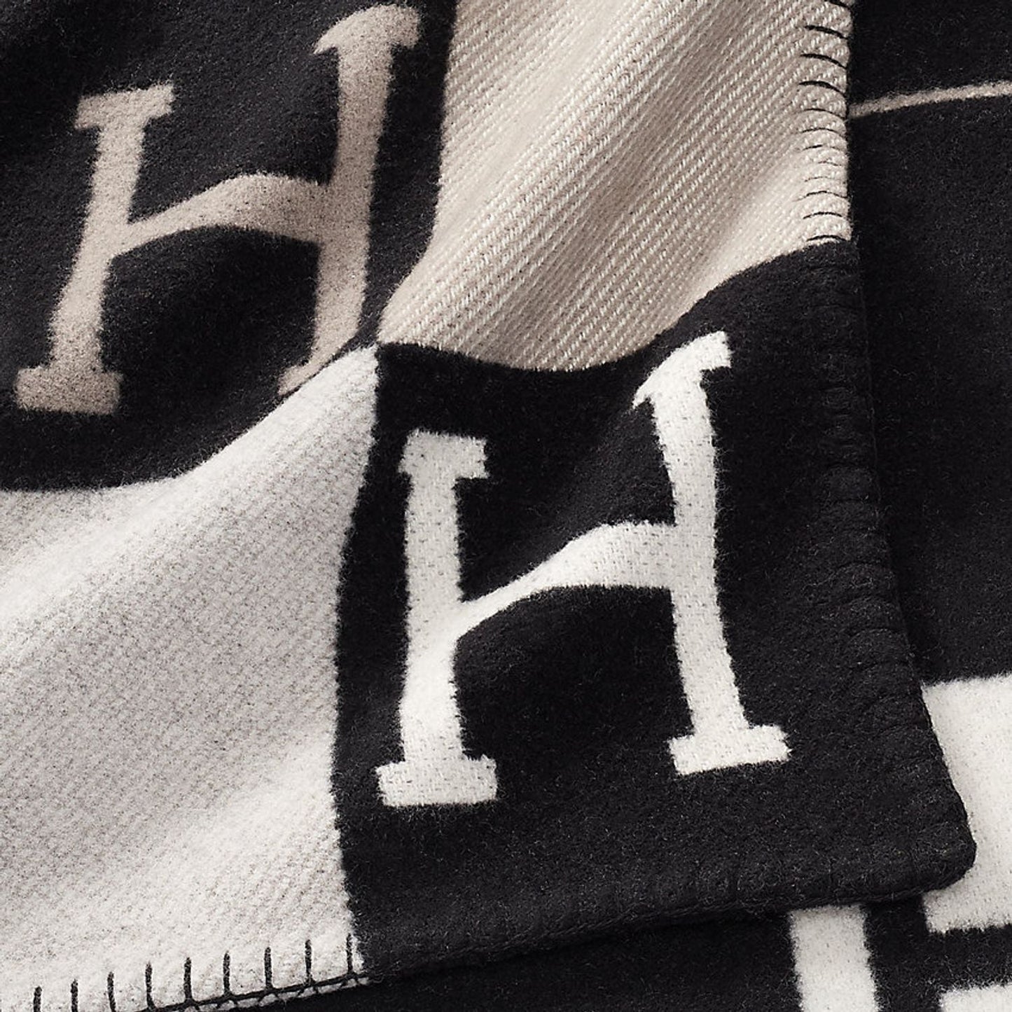 Wearclo | Elegant Wool-Cashmere Blanket for Luxury Home